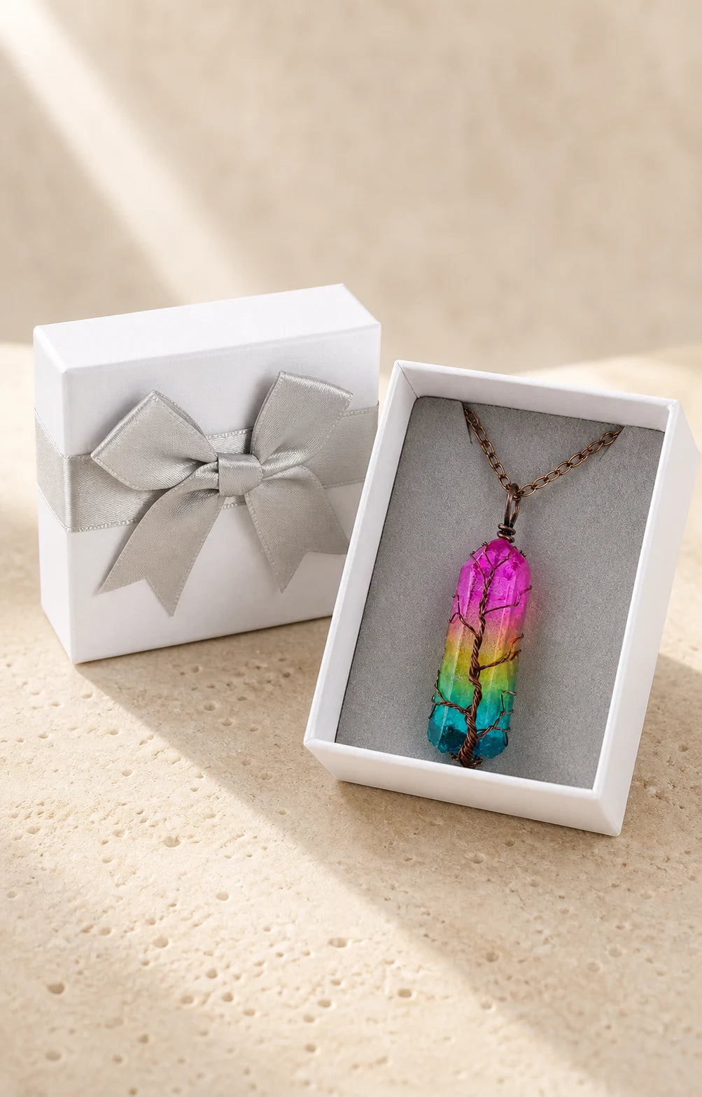 Collar Árbol Prisma presentado en caja de regalo blanca con lazo plateado